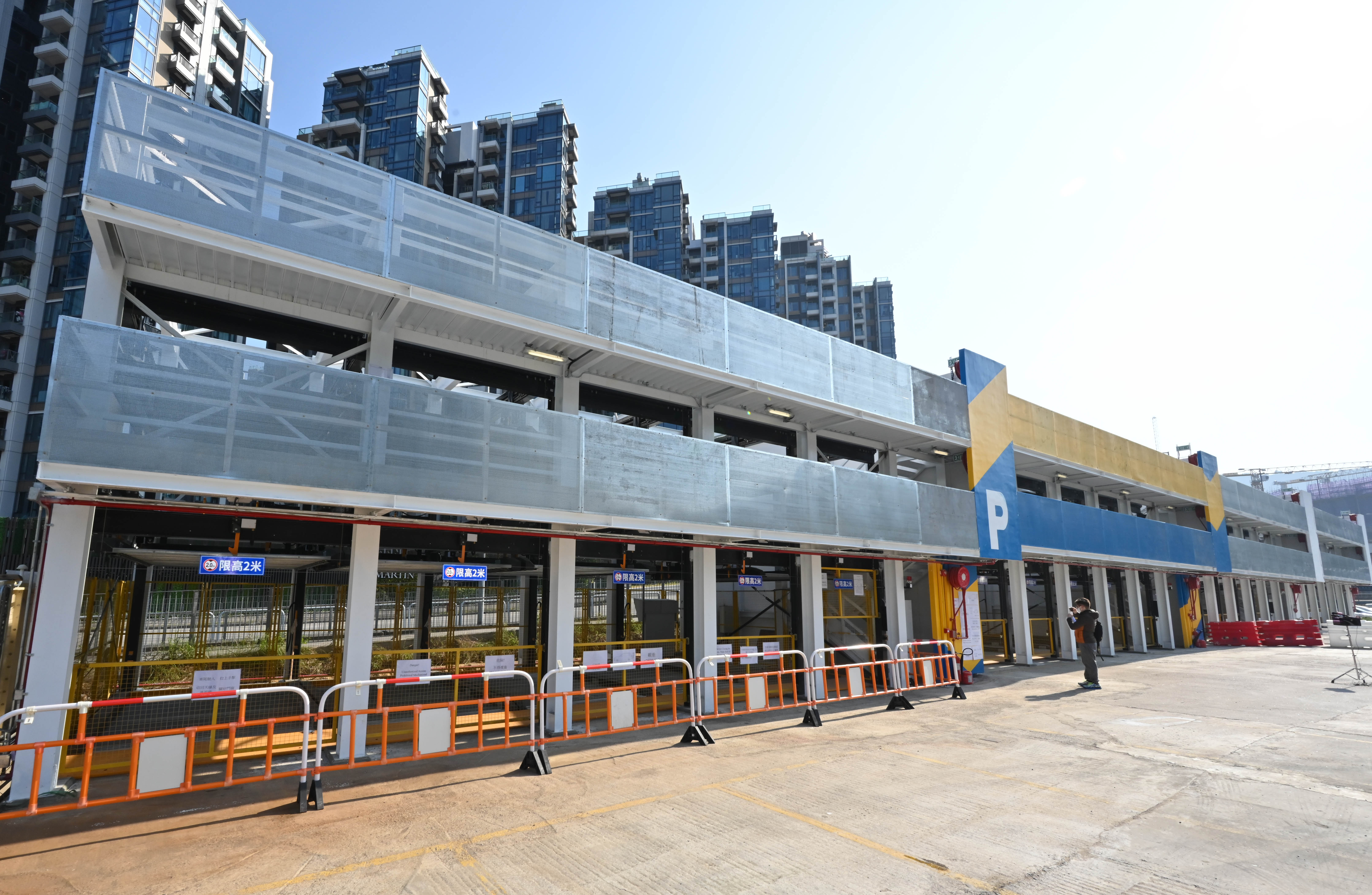 大埔白石角科城路的政府短期租約停車場內的自動泊車系統明日（十二月三十一日）起開始營運。租戶採用了四組拼圖型自動泊車系統，在停車場一共約250個車位中提供52個自動泊車車位。